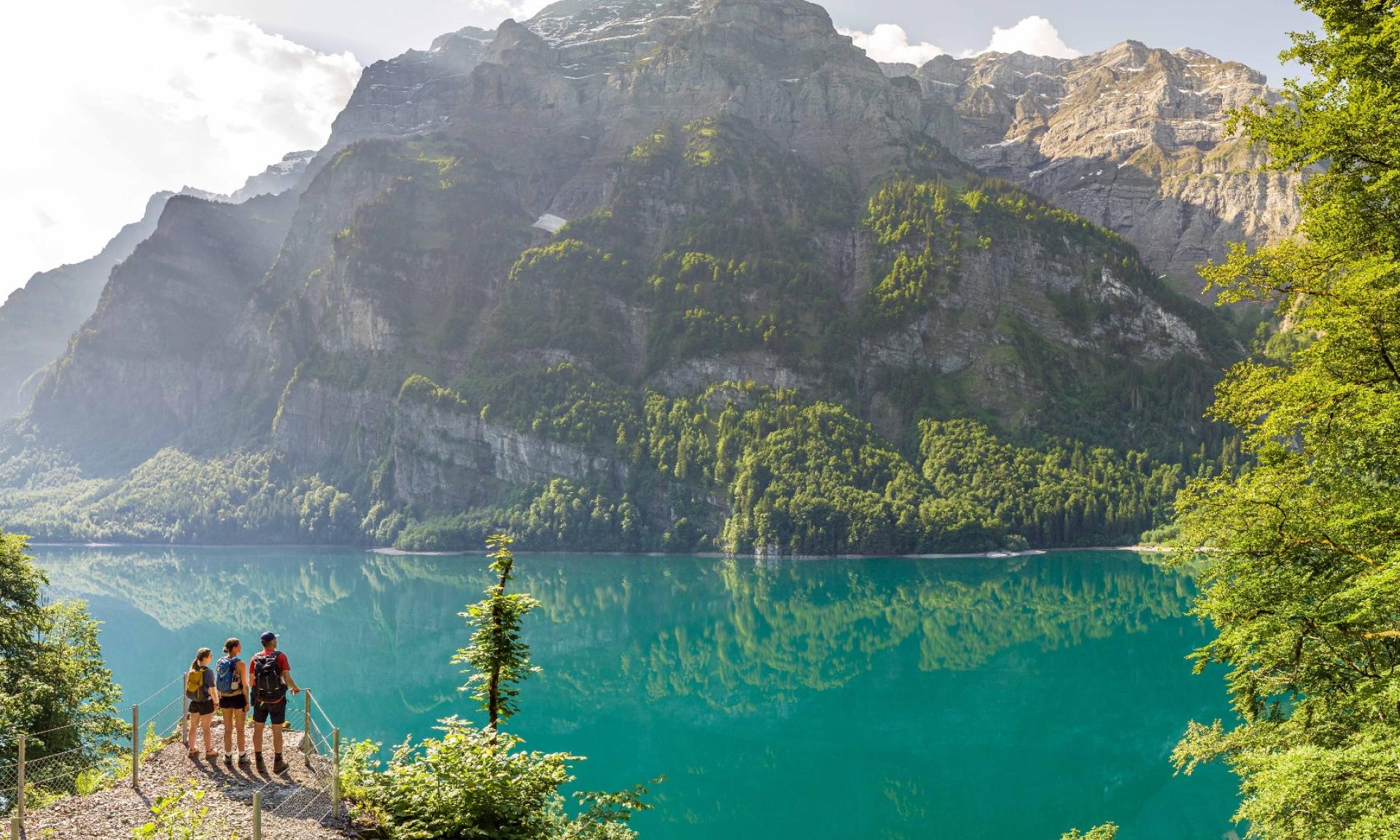 Klöntalersee mit Bergkulisse im Hintergrund