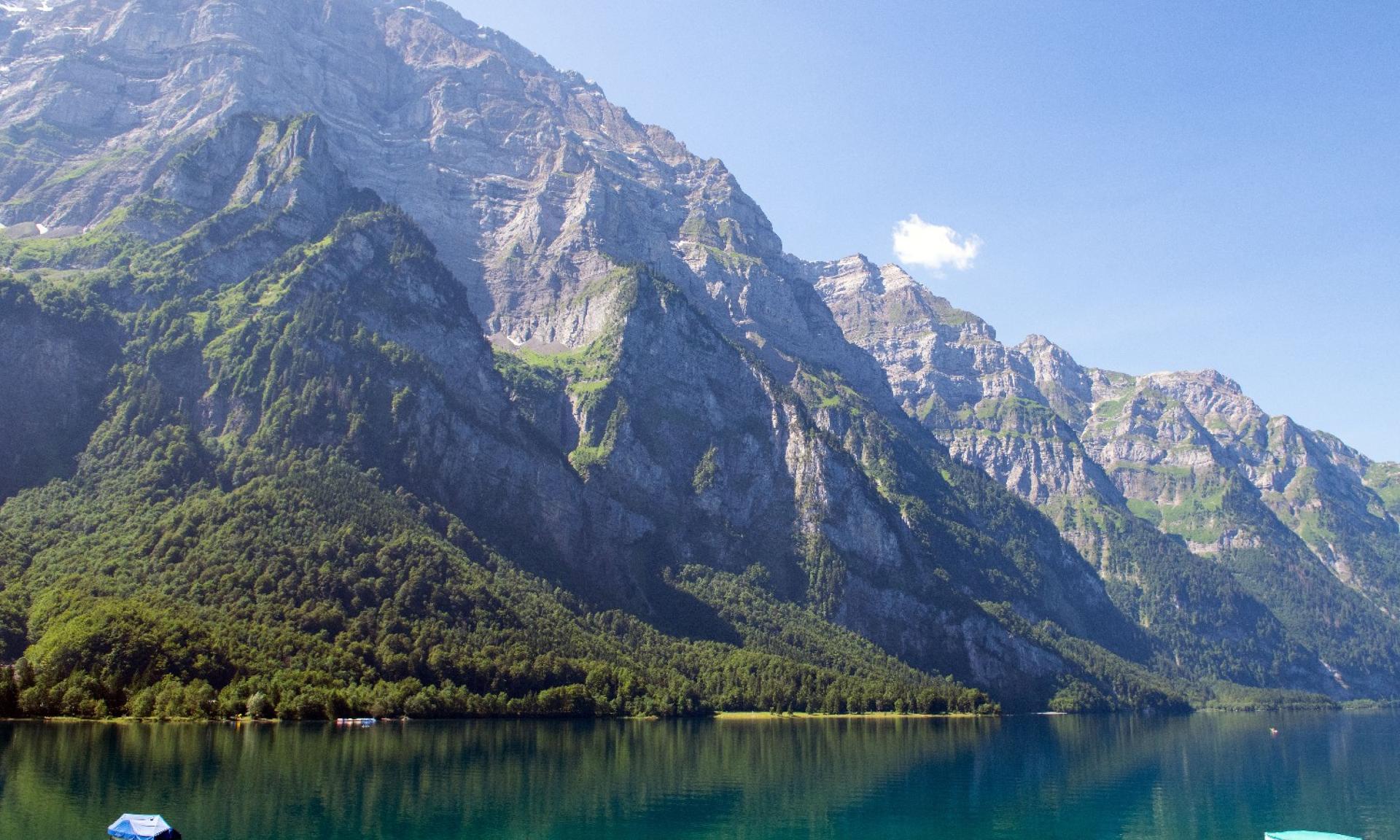 Aussicht auf den Klöntalersee mit Bergkulisse