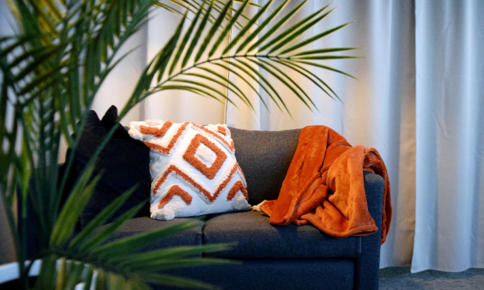 Gemütliches Sofa mit Decke