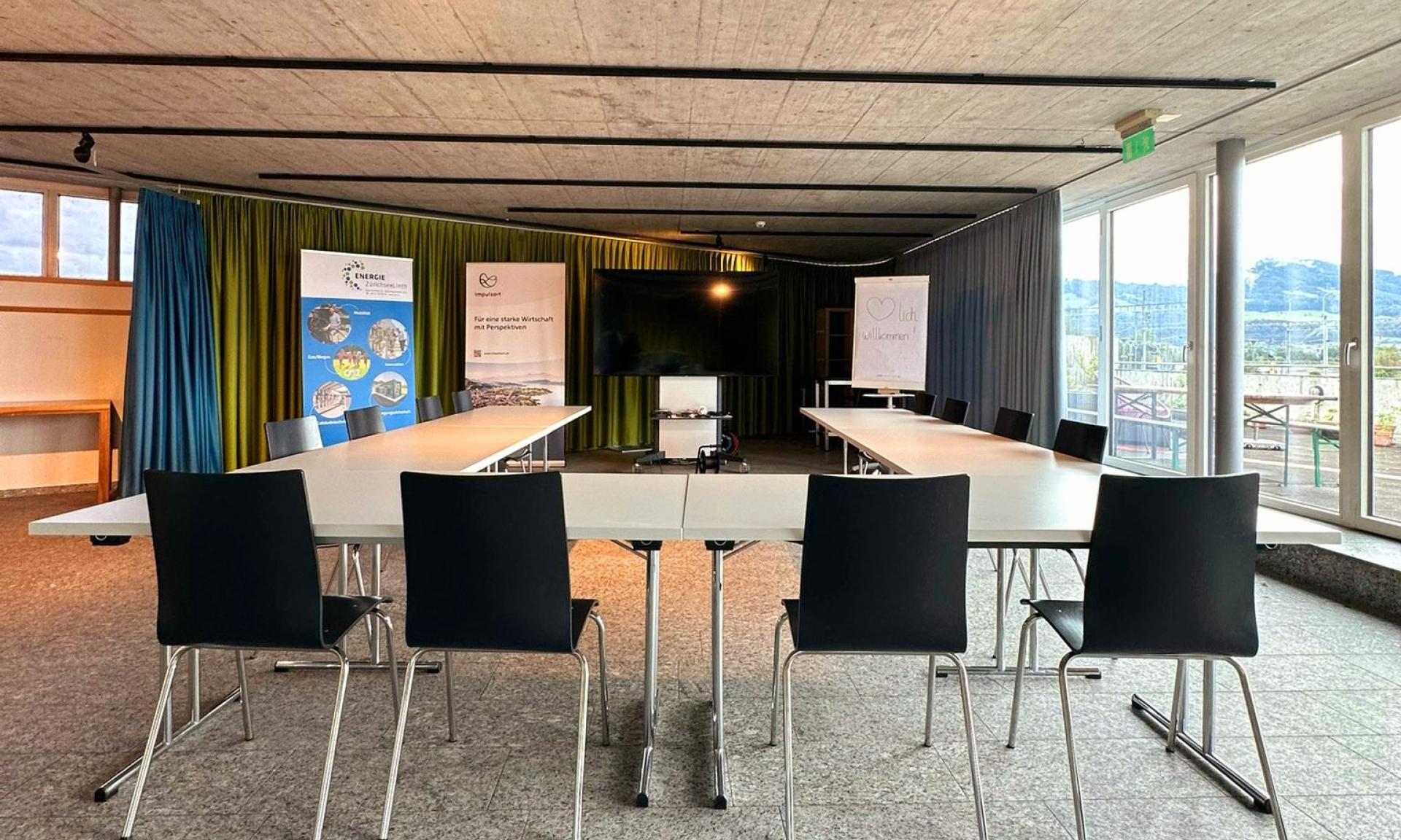 Der Seminarraum beim Visitor Center ist ausgestattet mit 20 Stühlen und hat eine wundervolle Seesicht