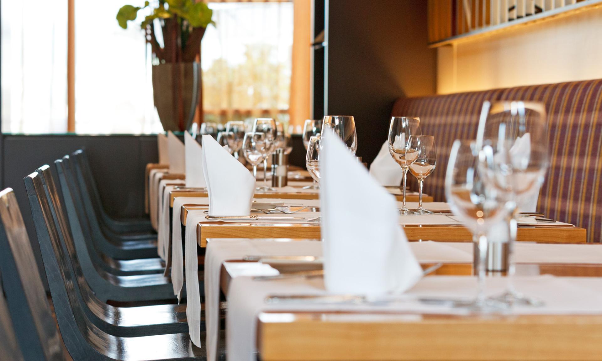 Die Tische sind gedeckt im Restaurant Sedartis