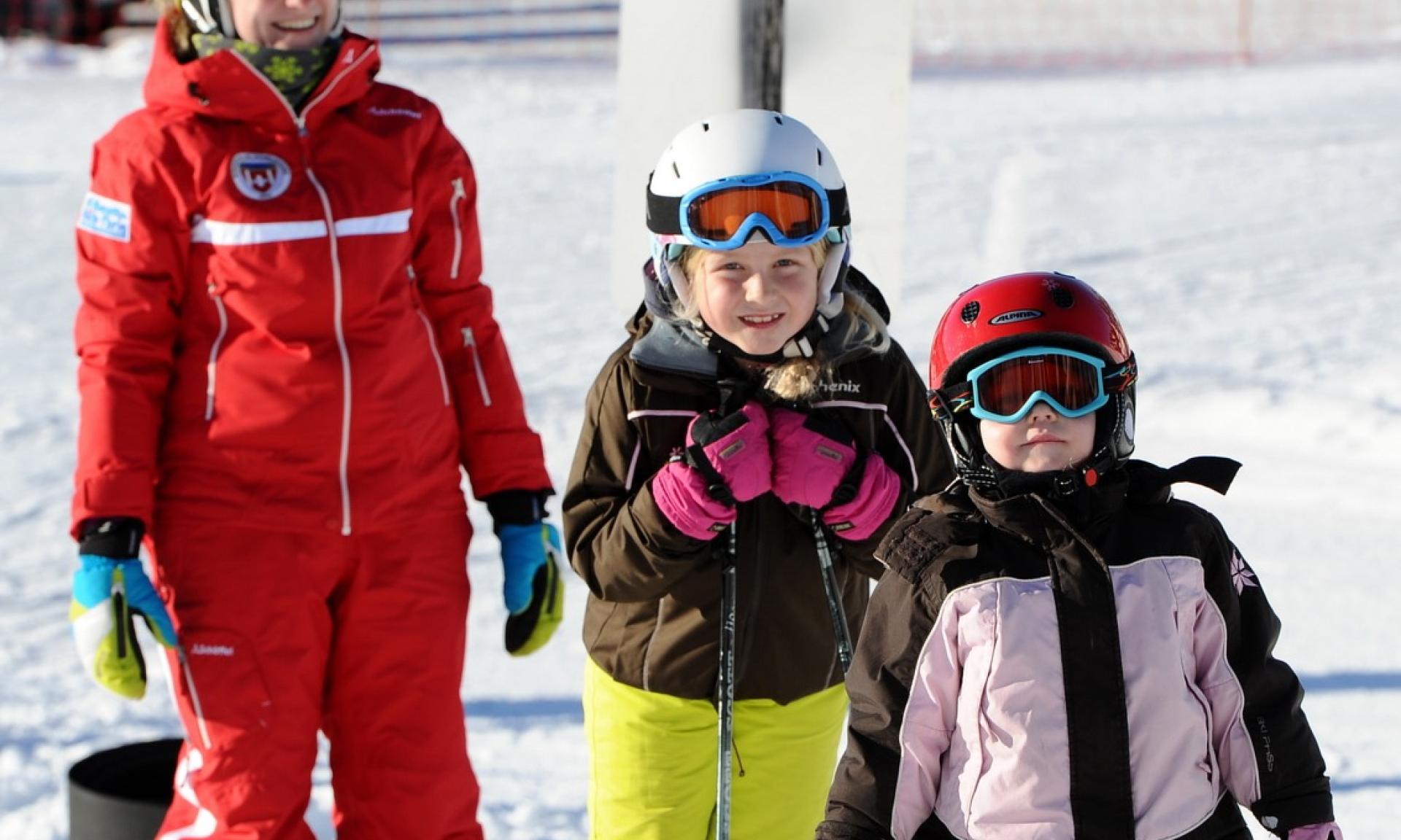 Für Kinder stehen diverse Attraktionen wie das «Kinderland» beim Skilift Roggen oder die «Sprint-Abfahrt» beim Seebli bereit