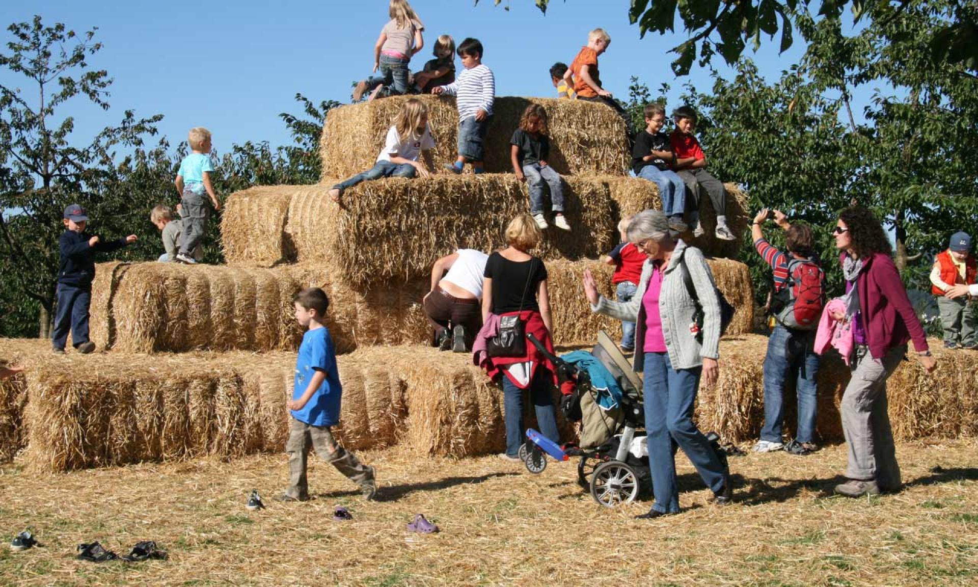Strohballen-Burg auf dem Juckerhof