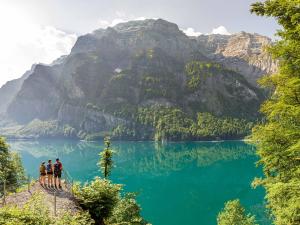 Klöntalersee mit Bergkulisse im Hintergrund