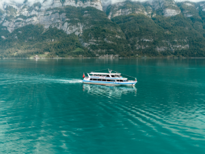 Walenseeschiff auf dem türkisblauen Walensee