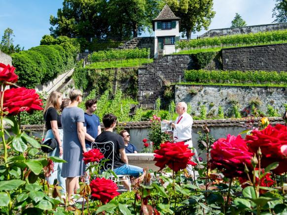 Eine Gruppe bei der Führung durch einen der vielen Rosengärten