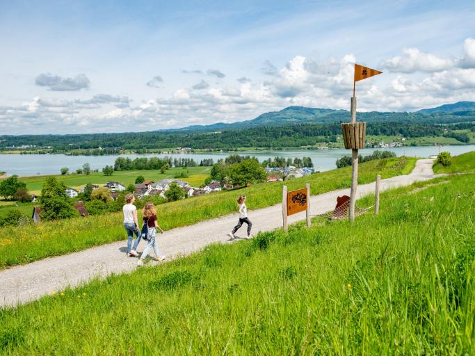 Familie unterwegs auf dem Erlebnisweg Obersee